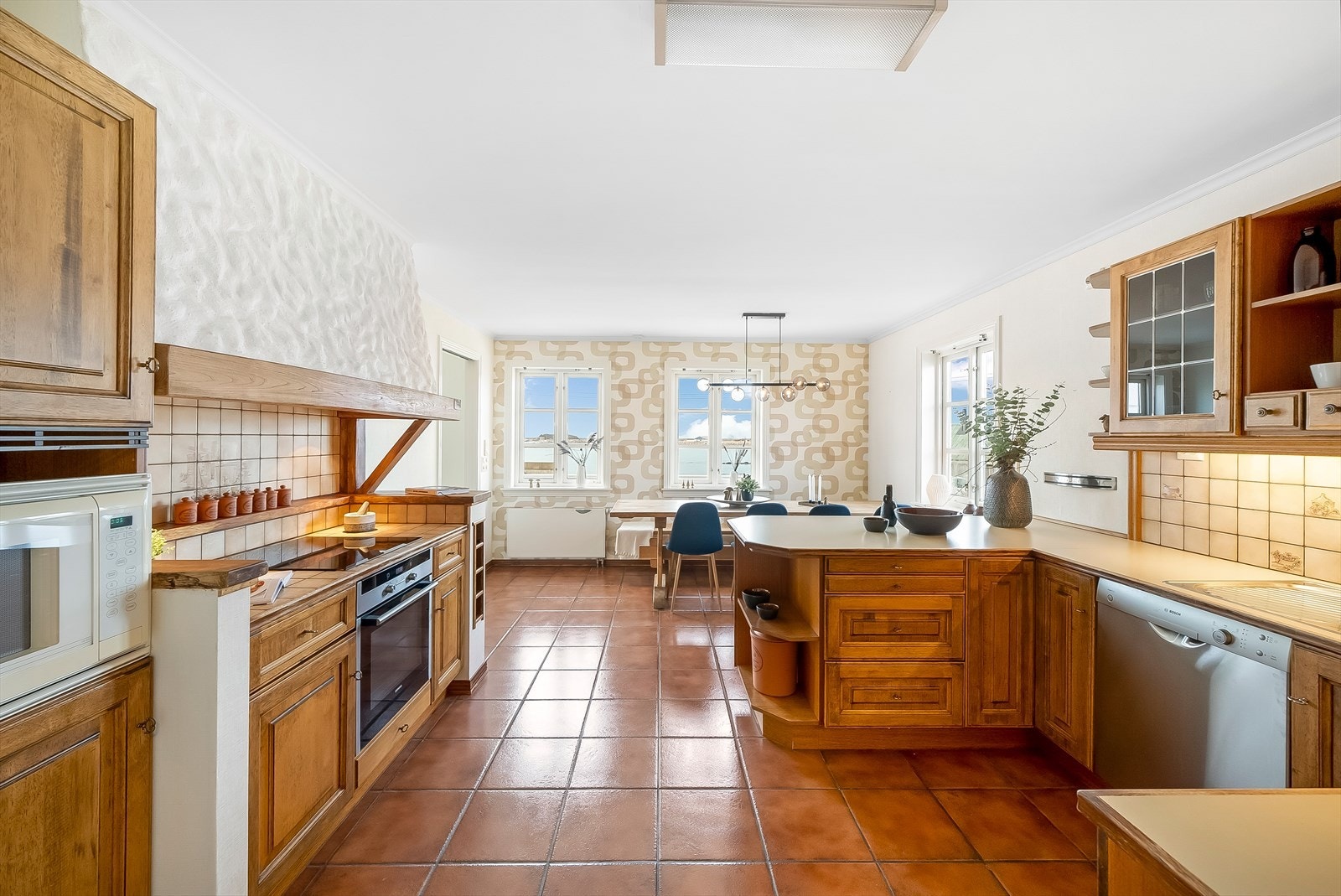 Godt utformet kjøkken som gir rom for en god arbeidsplass. Galleribilde