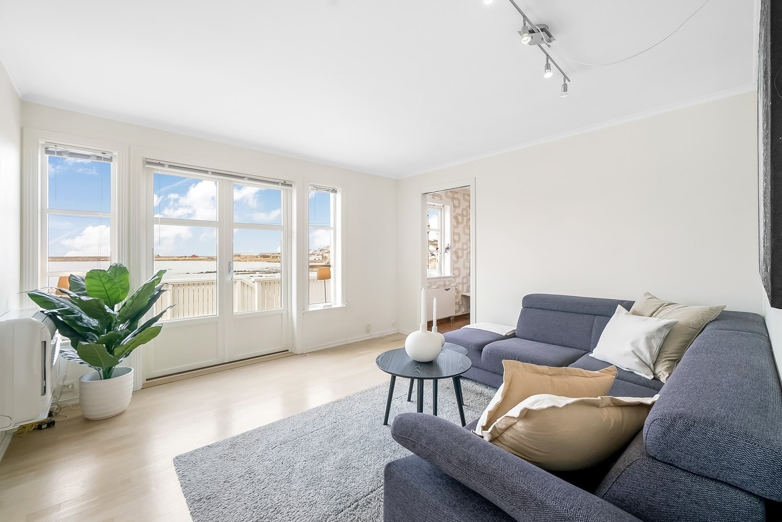 Tv-stuedel mellom kjøkken og dagligstue med adkomst ut til terrassen. Varmepumpe gulvmodell. Galleribilde