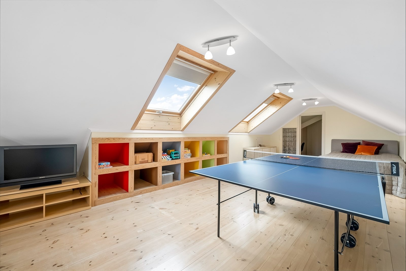 Innfelte hyller for lagring i knekott og store veluxvinduer for godt lysinnslipp. Galleribilde