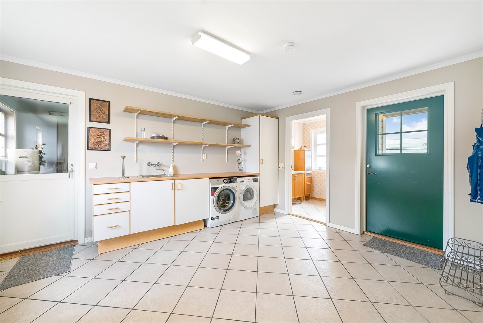 Vaskerom med bi-inngang og adkomst til toalettrom og garasjen. Galleribilde