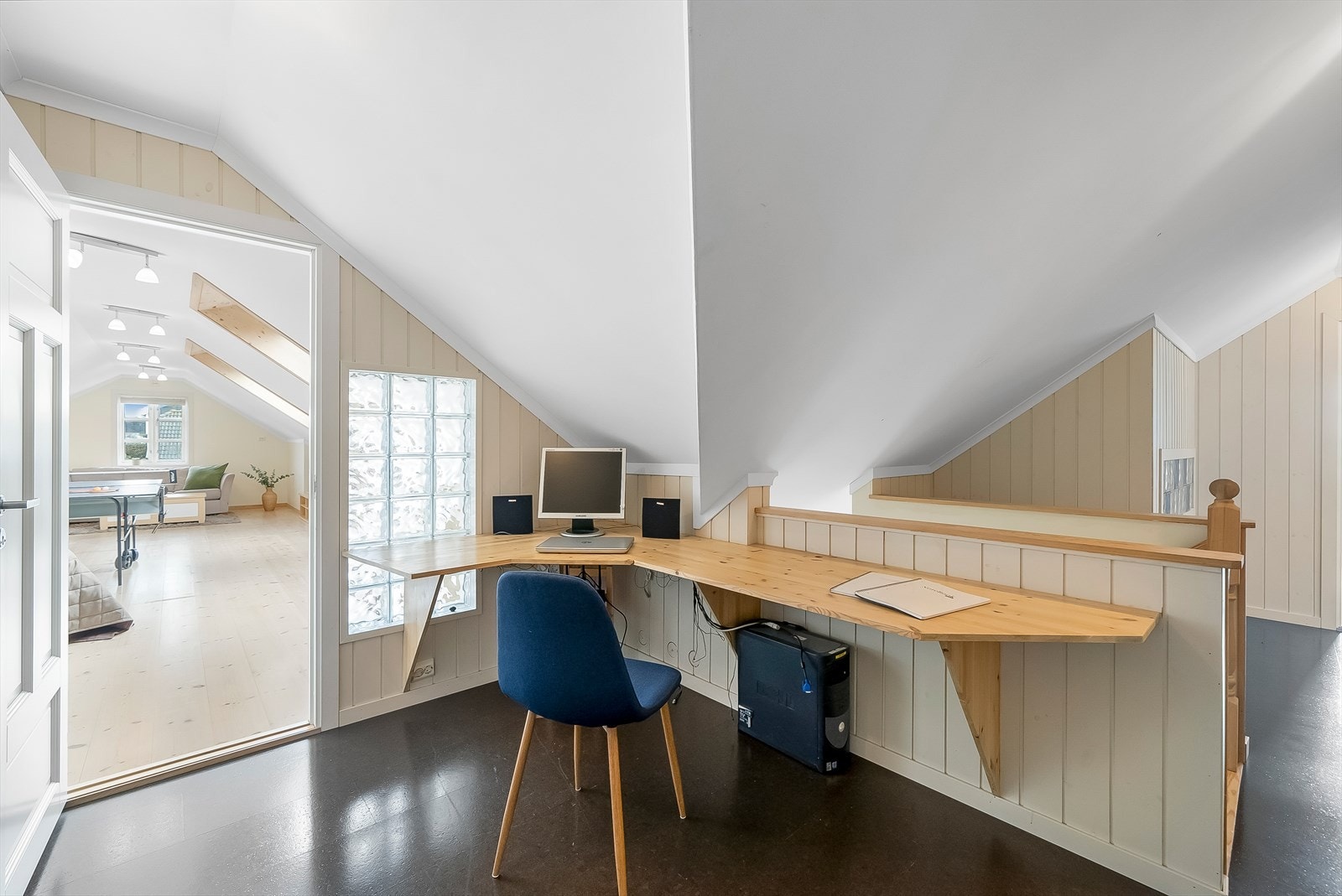 Mellomgang med kontorplass på loftet. Adkomst videre til loftstue/soverom. Galleribilde