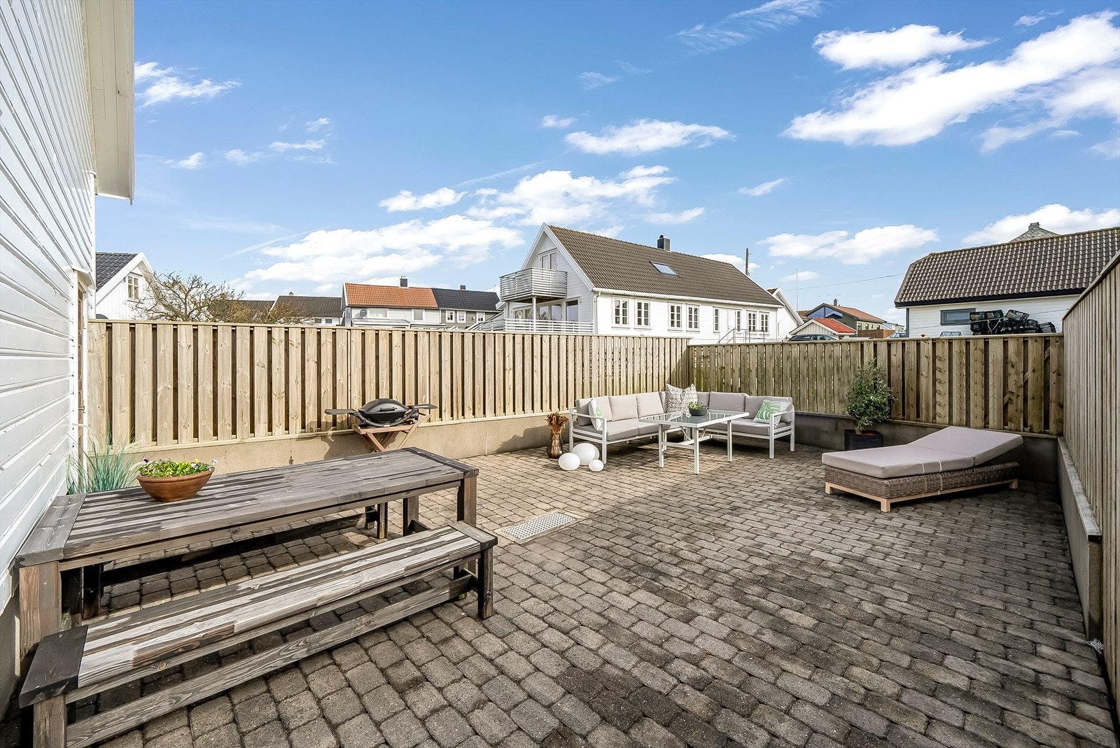 En trivelig uteplass hvor man kan nytes sola usjenert store deler av dagen. Galleribilde