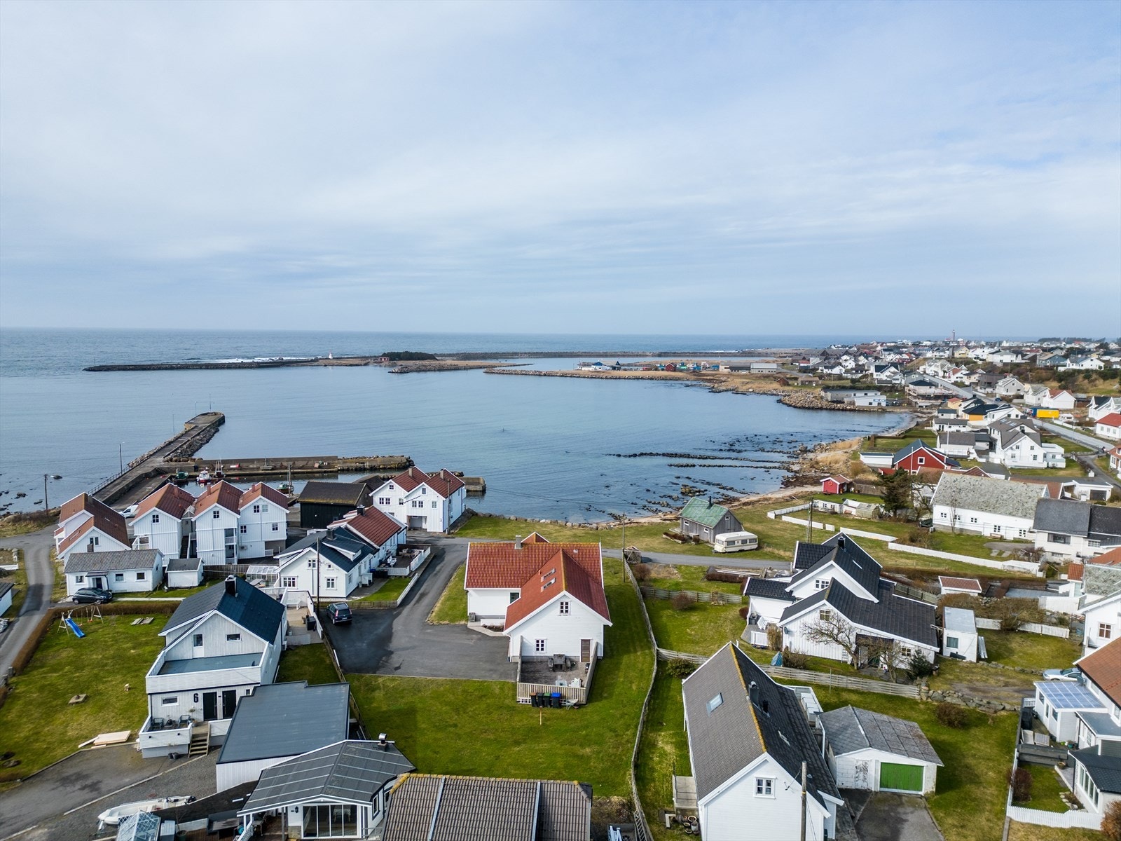 Eiendommen ligger flott til ved Tjørvehavn med flat plen og grenser ned til sjøen. Galleribilde