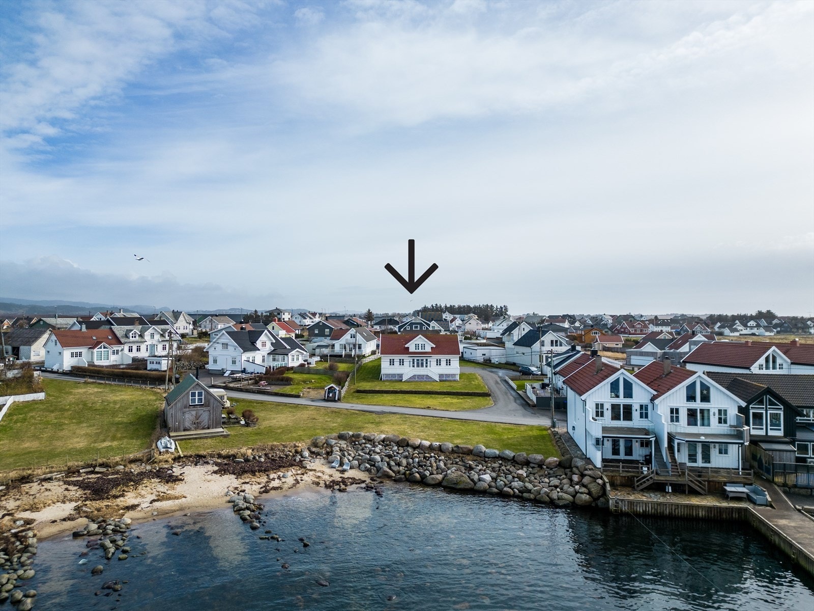 Eiendomsmegler MNEF Anita Cecilie Gabrielsen ønsker velkommen til Tareveien 6 - Flott enebolig med egen strandlinje. Galleribilde