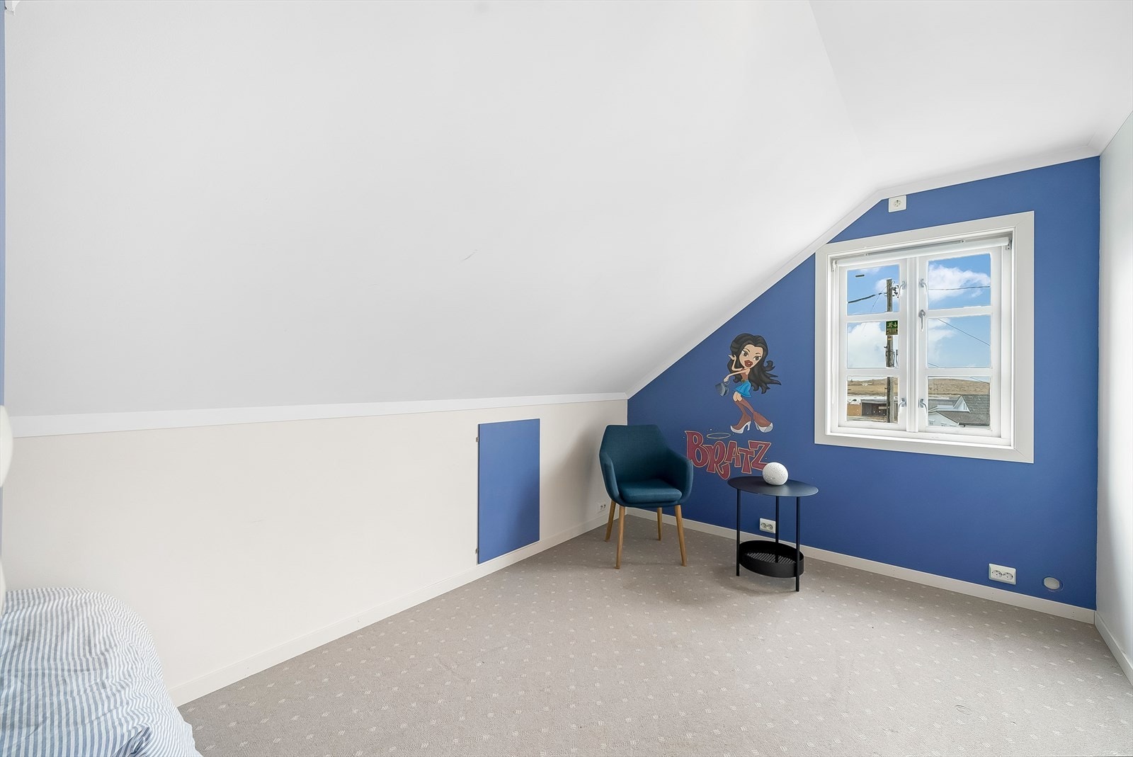 Soverom på loftet med innebygd seng. Galleribilde