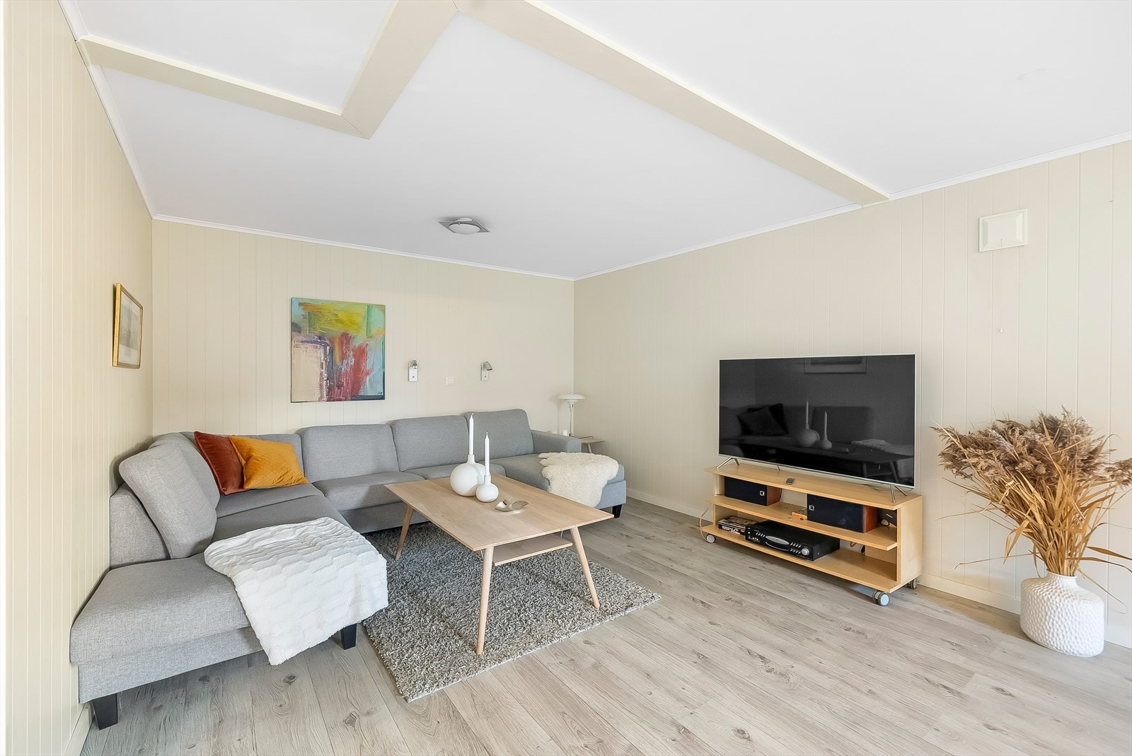 Lys og trivelig innredet stue i hybelen. Galleribilde