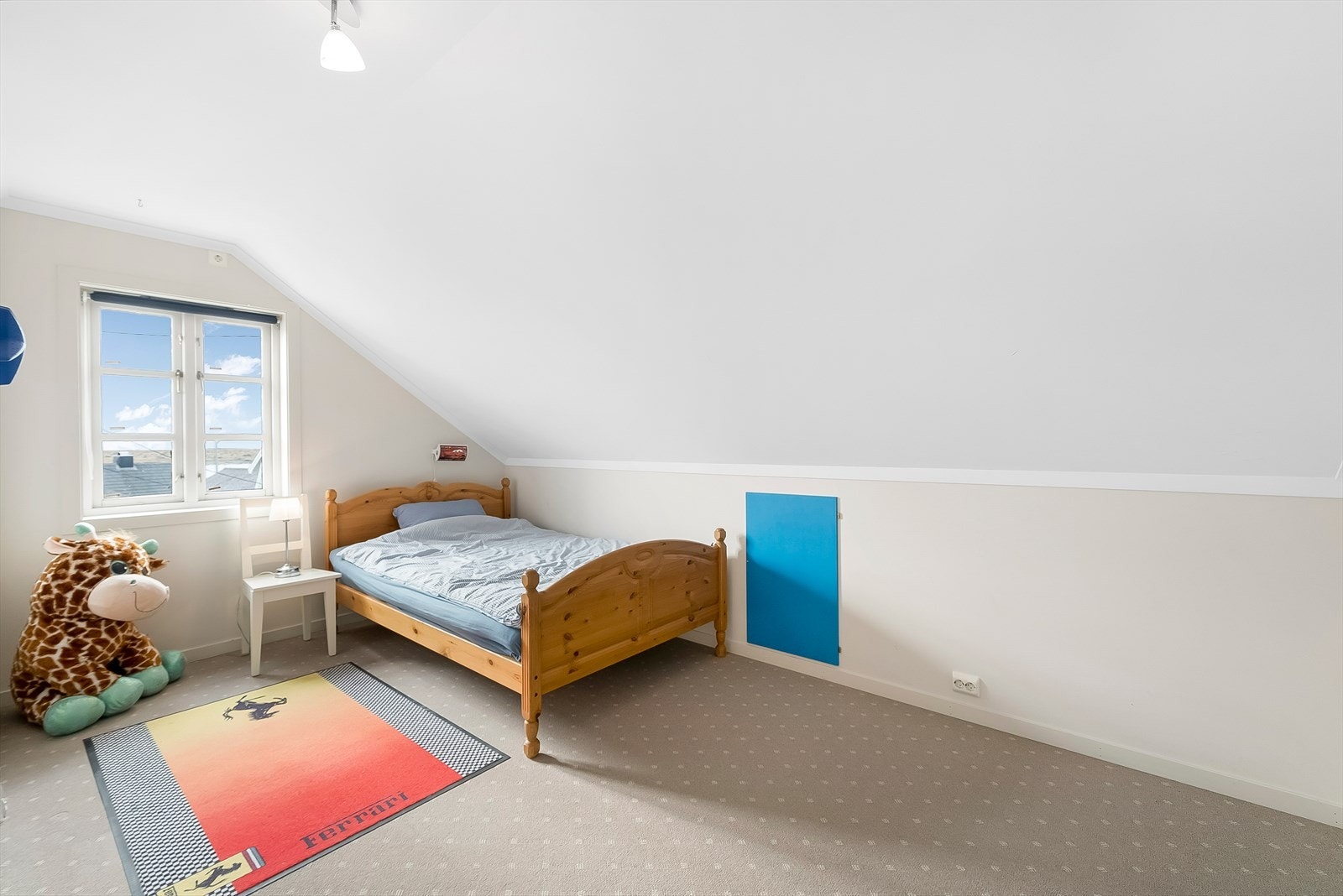 Soverom i loftsetasjen med knekott for lagring. Galleribilde