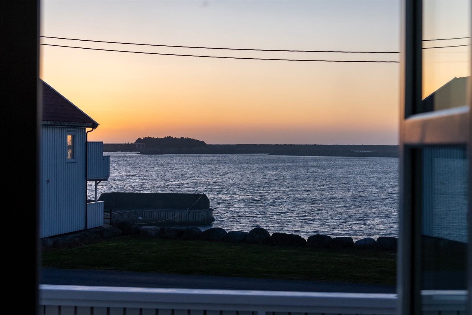De mange flotte solnedgangene er et skue fra eiendommen og kan nytes fra sofakroken. Galleribilde