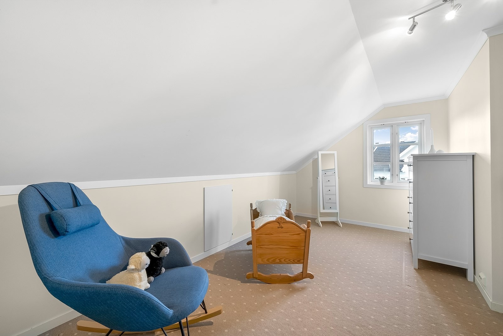 Soverom i tilknytning til hovedsoverom/bad. Benyttes som garderoberom. Galleribilde