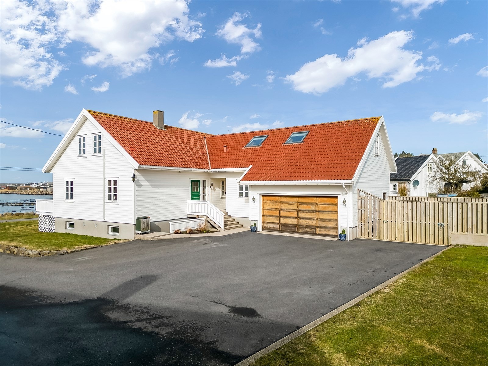 Godt med parkeringsplass på eiendommen på asfaltert område. Galleribilde