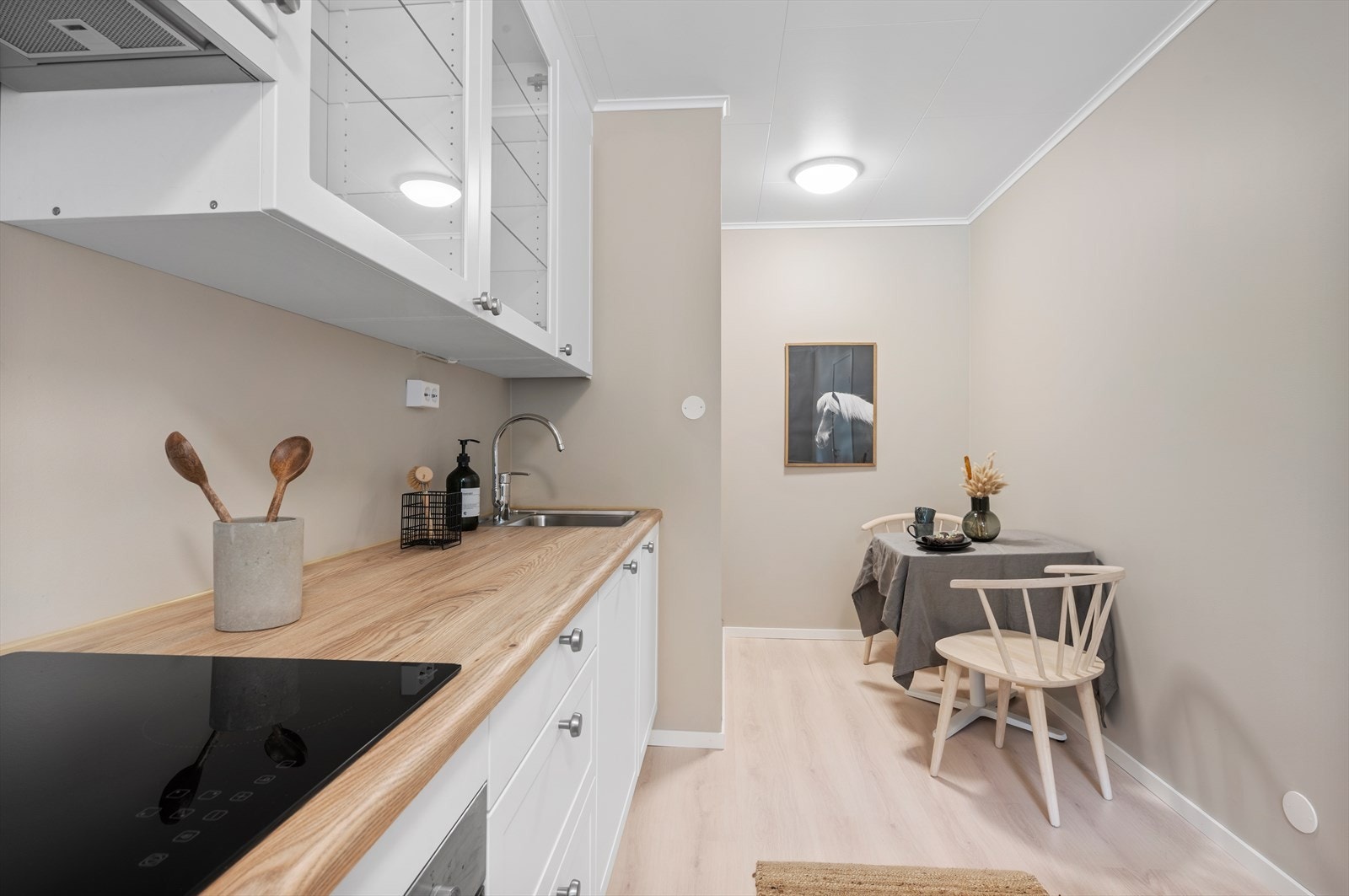 Plass til en spisegruppe på kjøkkenet. Bak veggen er det opplegg for vaskemaskin og tørketrommel. Galleribilde