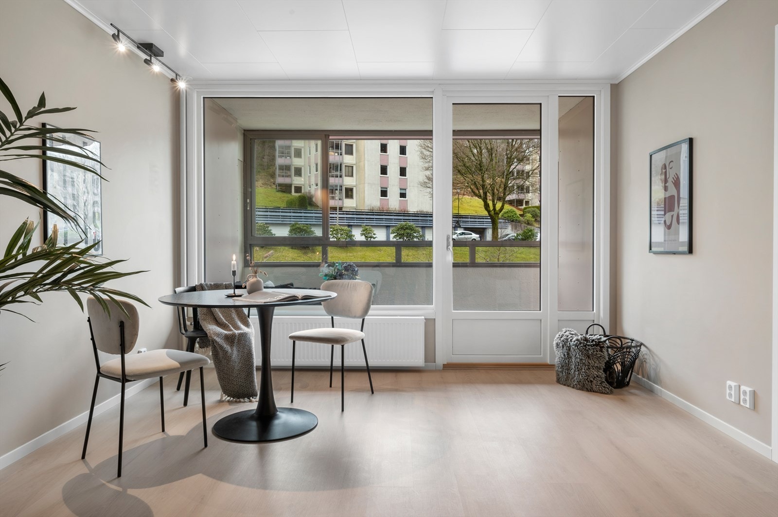 Fra stuen har man adkomst til en innglasset balkong på ca 6 kvm. Galleribilde
