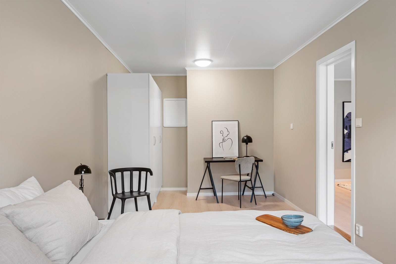 I tillegg til stor seng har man god plass til en skrivepult og flere garderobeskap. Galleribilde