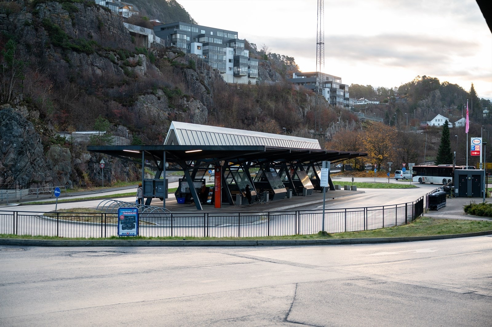 Bussterminalen er også kun 3 min gange fra boligen med bussavgangen både sør og nordover. Galleribilde