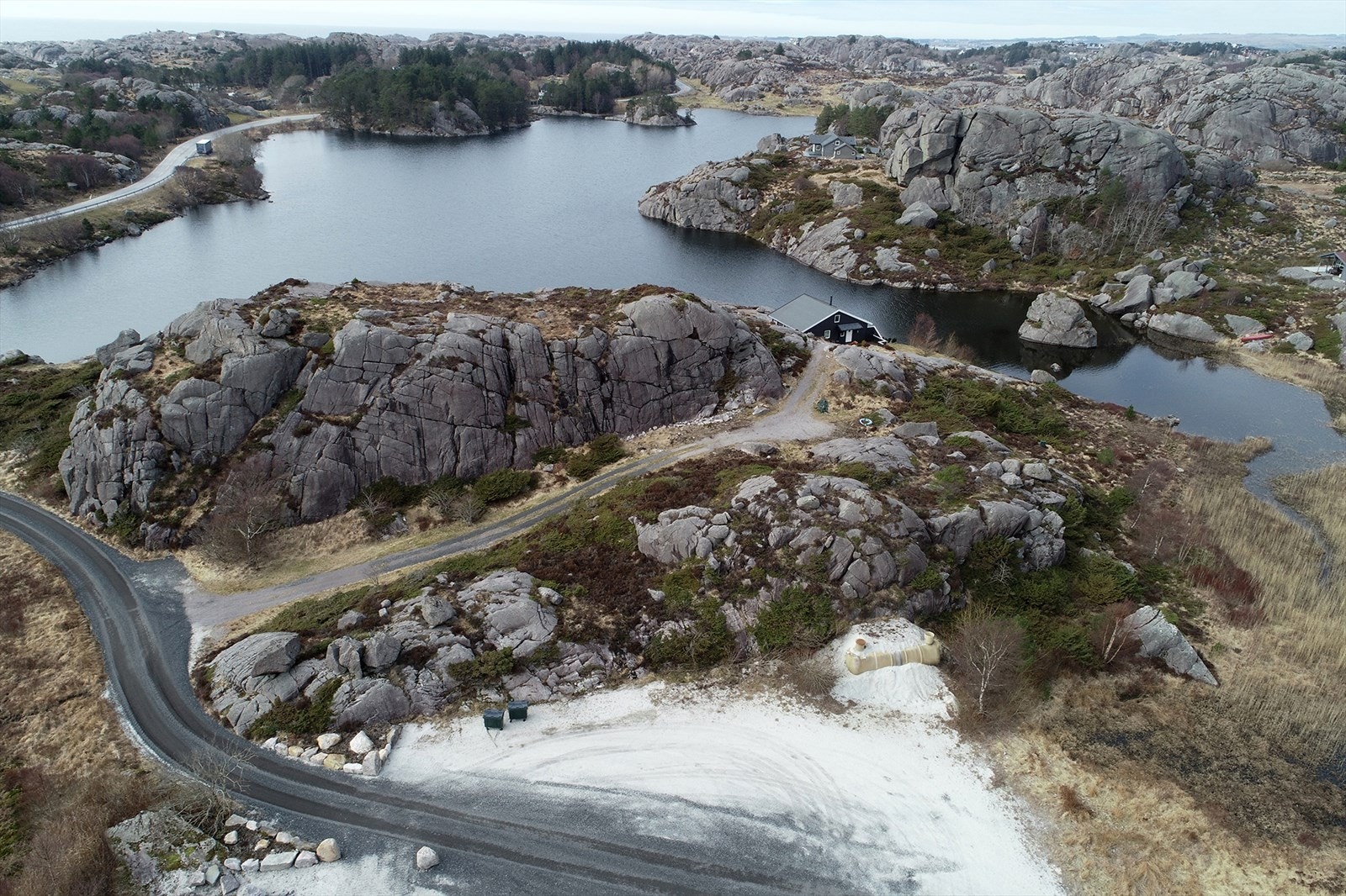 P-plass i forgrunn, badevann i bakgrunn Galleribilde