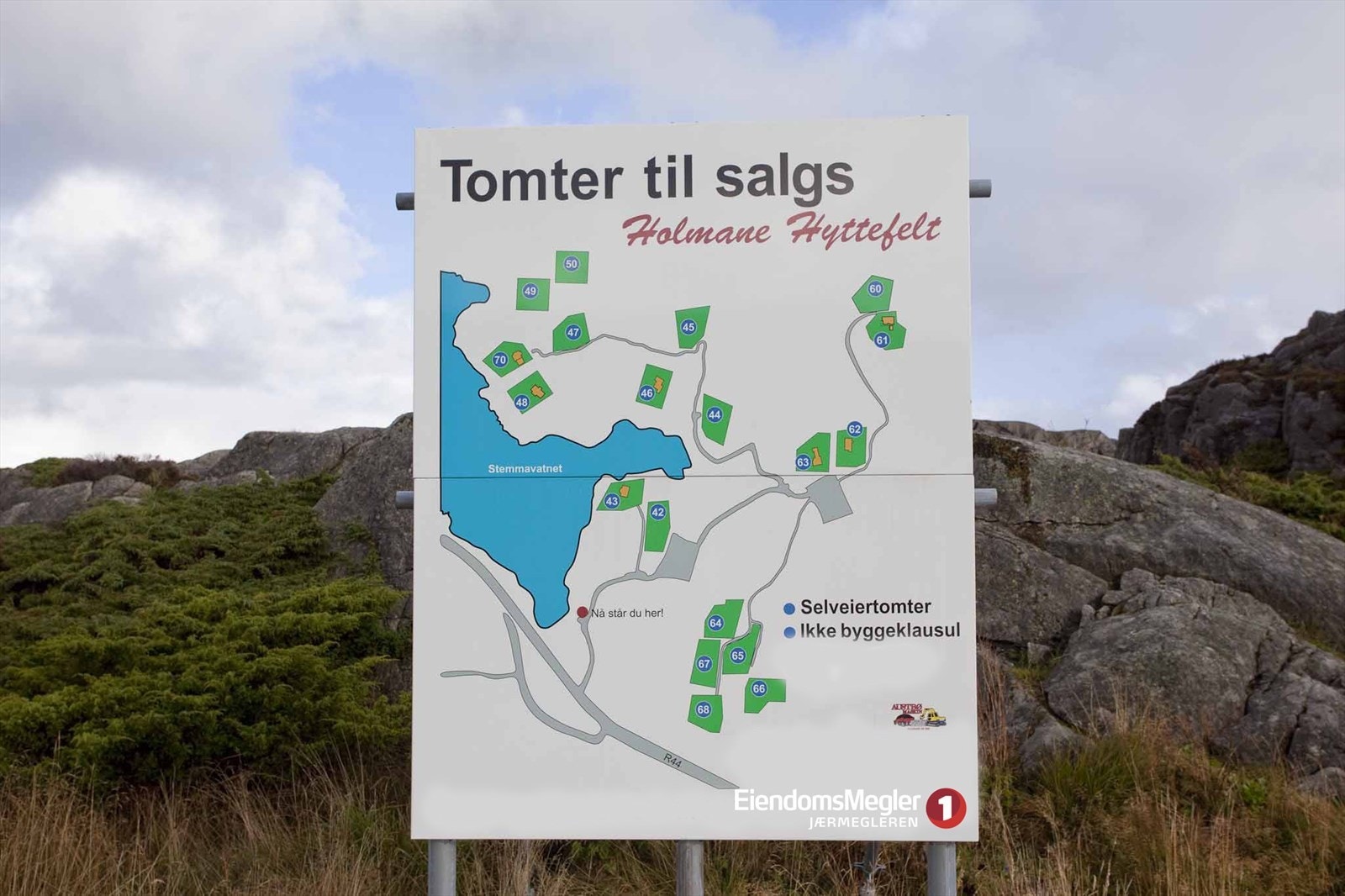Oversikt over tomter. Tomter for salg er nr. 44, 45 og 47. Tomtene er nummerert med skilt på hver tomt, slik at man kan enkelt finne frem til de aktuelle tomtene. Galleribilde