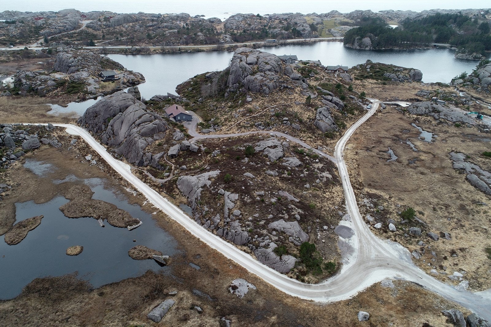 Naturtomter like ved populært badevann. Umiddelbar nærhet til flotte turområder i hei og ved sjø. Galleribilde