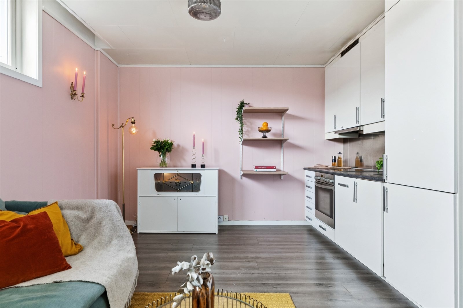 Hvitevarer som koketopp, stekeovn, oppvaskmaskin og kjøl/frys er integrert. Galleribilde