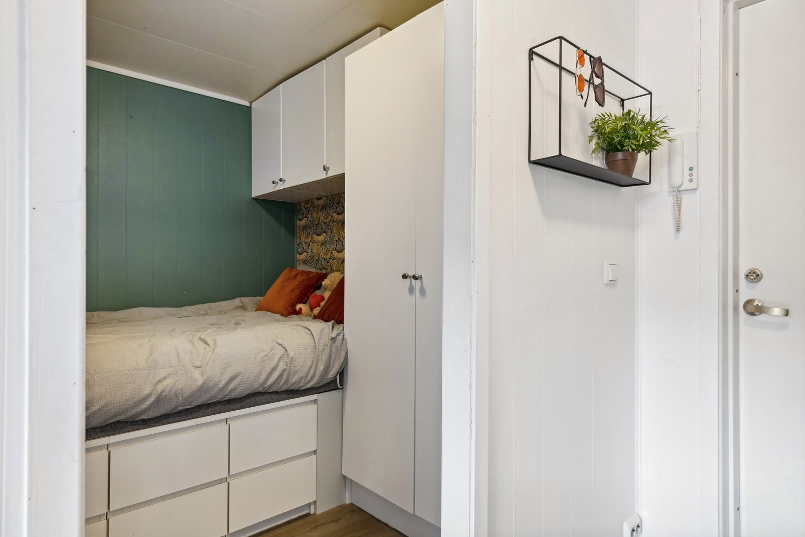 Leiligheten har en godt utnyttet sovealkove. Galleribilde