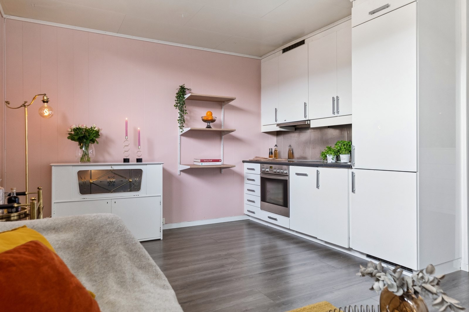 Kjøkkenet er bygget langs én vegg og har takoppforede skap. Galleribilde