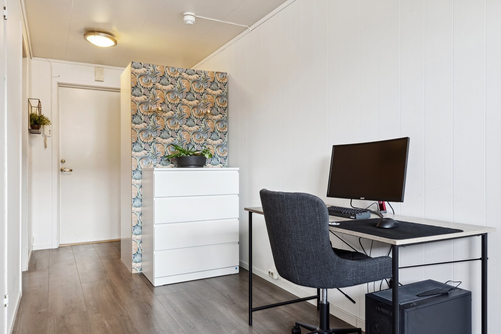 Et garderobeskap i entreen lager et skille mot stuen. Galleribilde