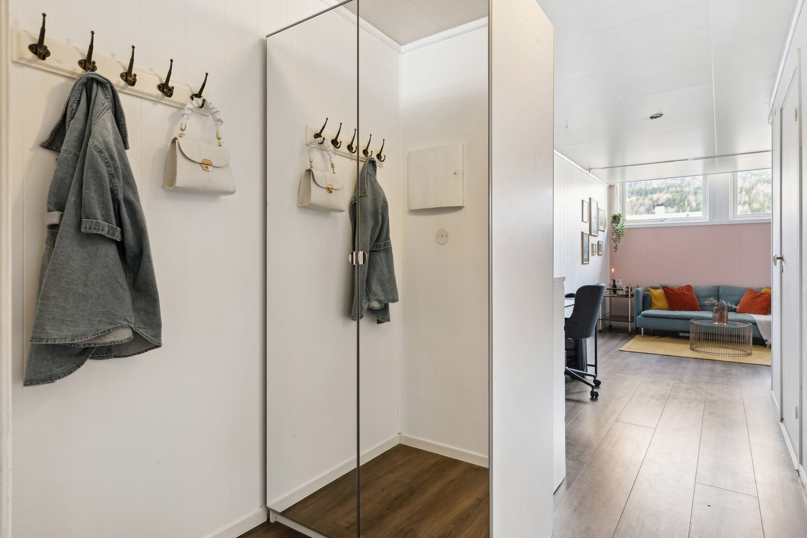I entreen er det dørcalling, knagger og garderobeskap. Galleribilde