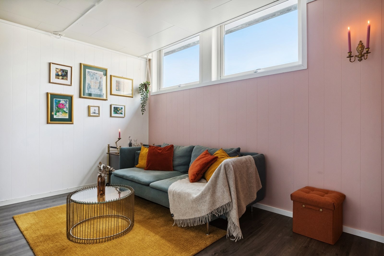 Det er god plass til sofa hvor man kan man slappe av mellom slagene. Galleribilde