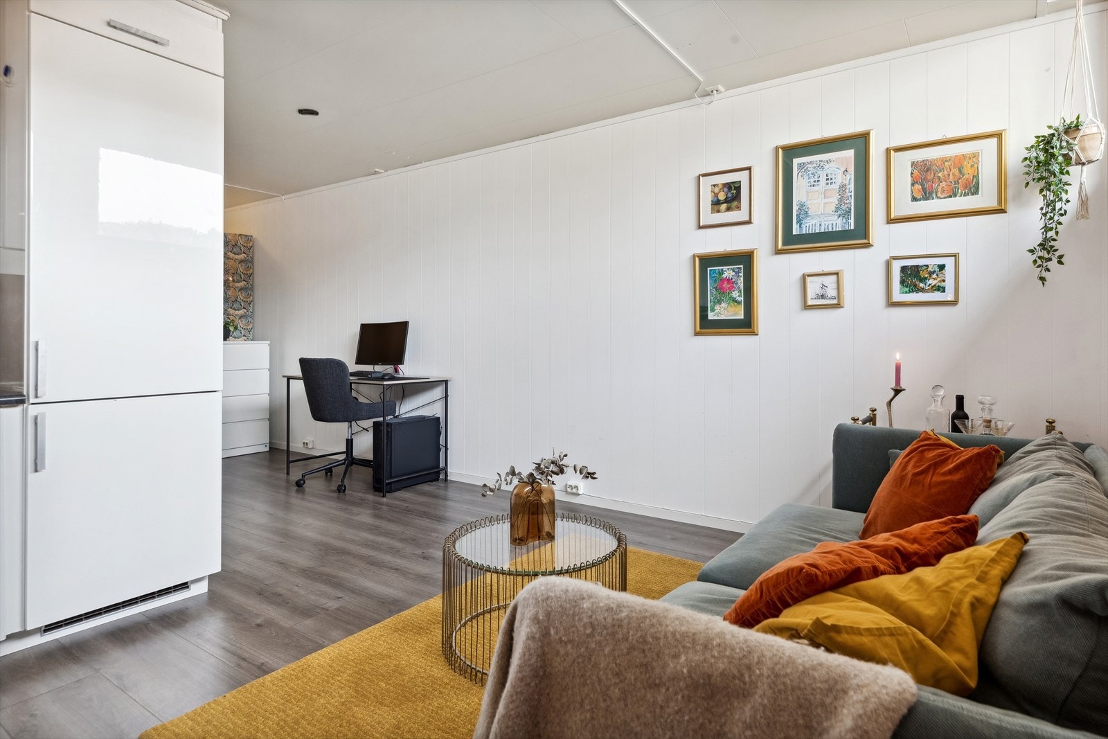 I den ene enden av stuen kan man har arbeidsbord eller spisebord om ønskelig. Galleribilde