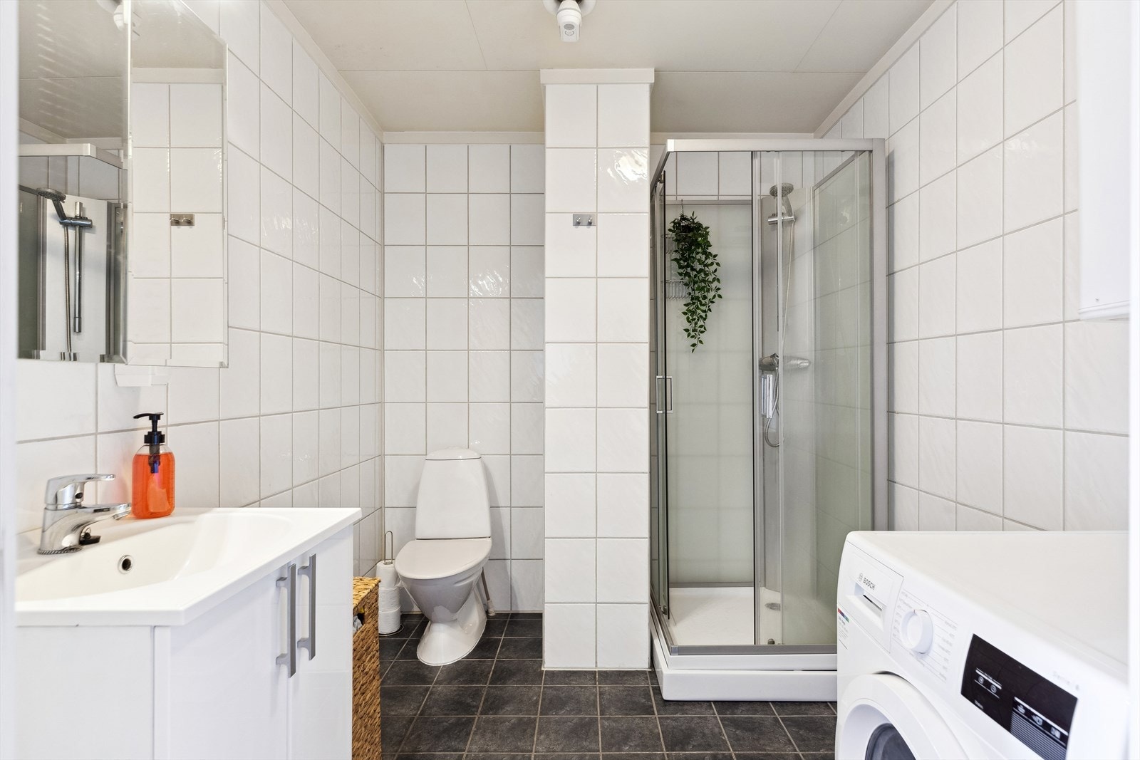 Av annet utstyr har badet toalett, dusjkabinett, opplegg for vaskemaskin og varmtvannsbereder. Galleribilde