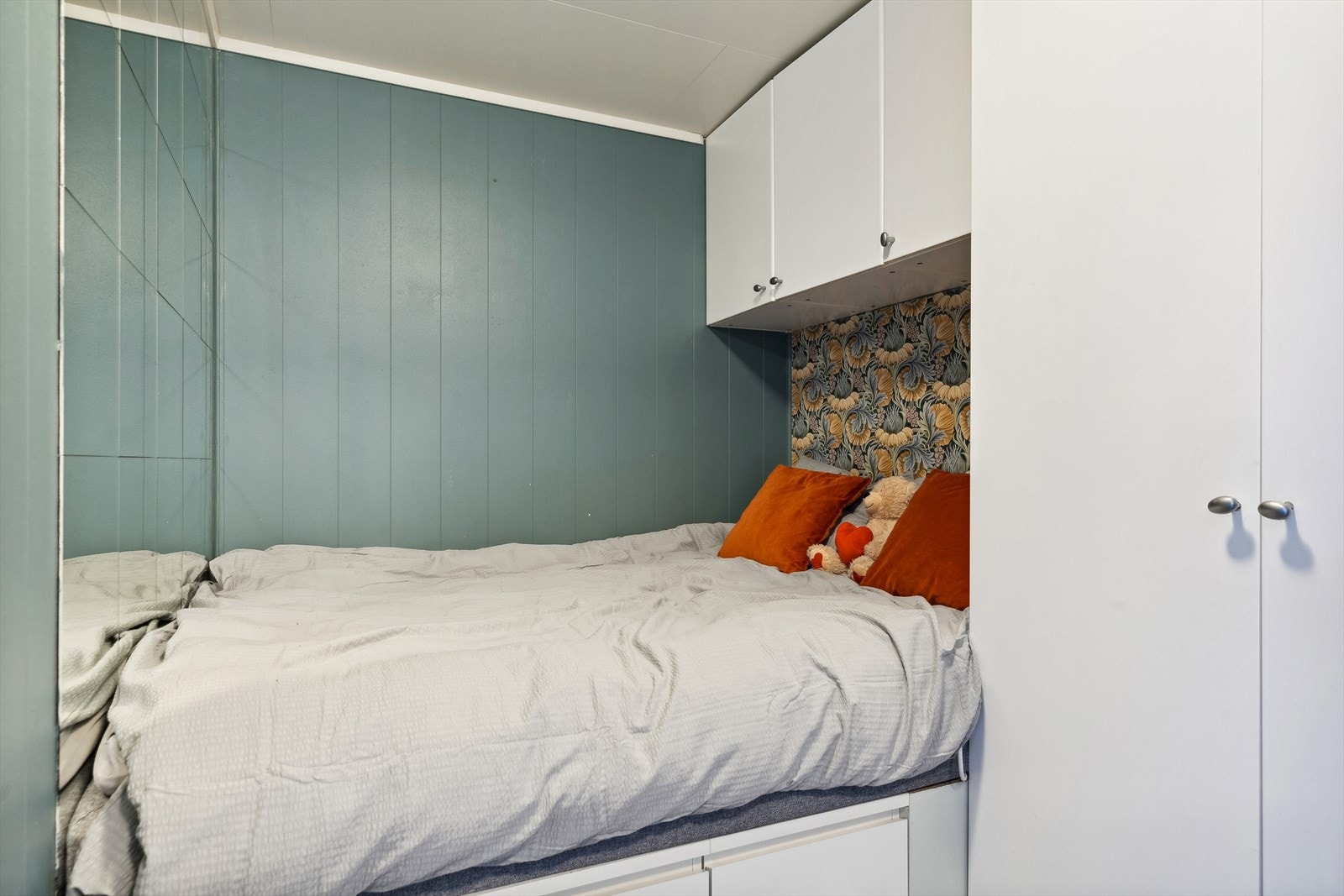 Alkoven har speilvegg, plassbygd seng og smarte oppbevaringsløsninger. Galleribilde