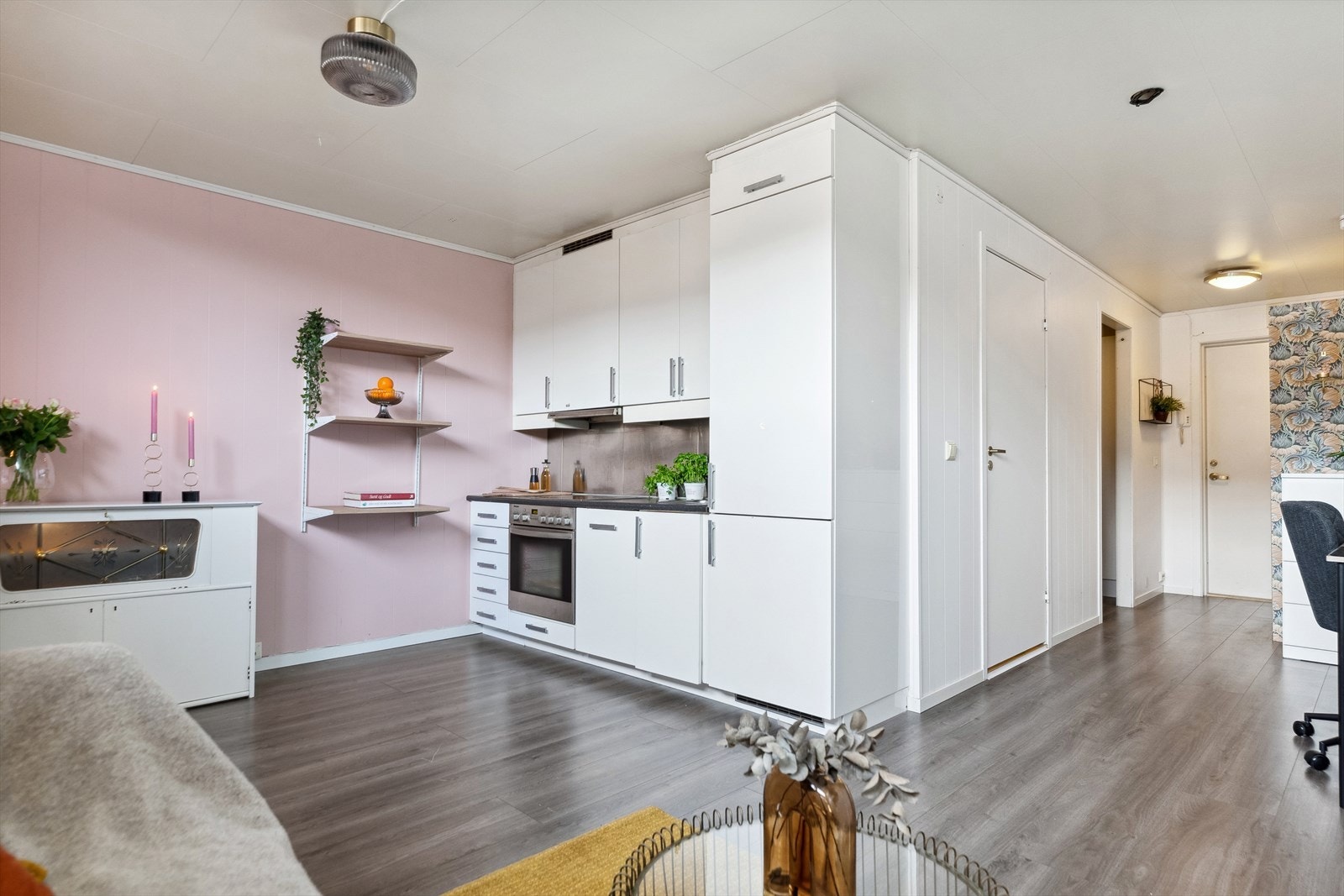 Stuen er formet i vinkel og har åpen kjøkkenløsning. Galleribilde