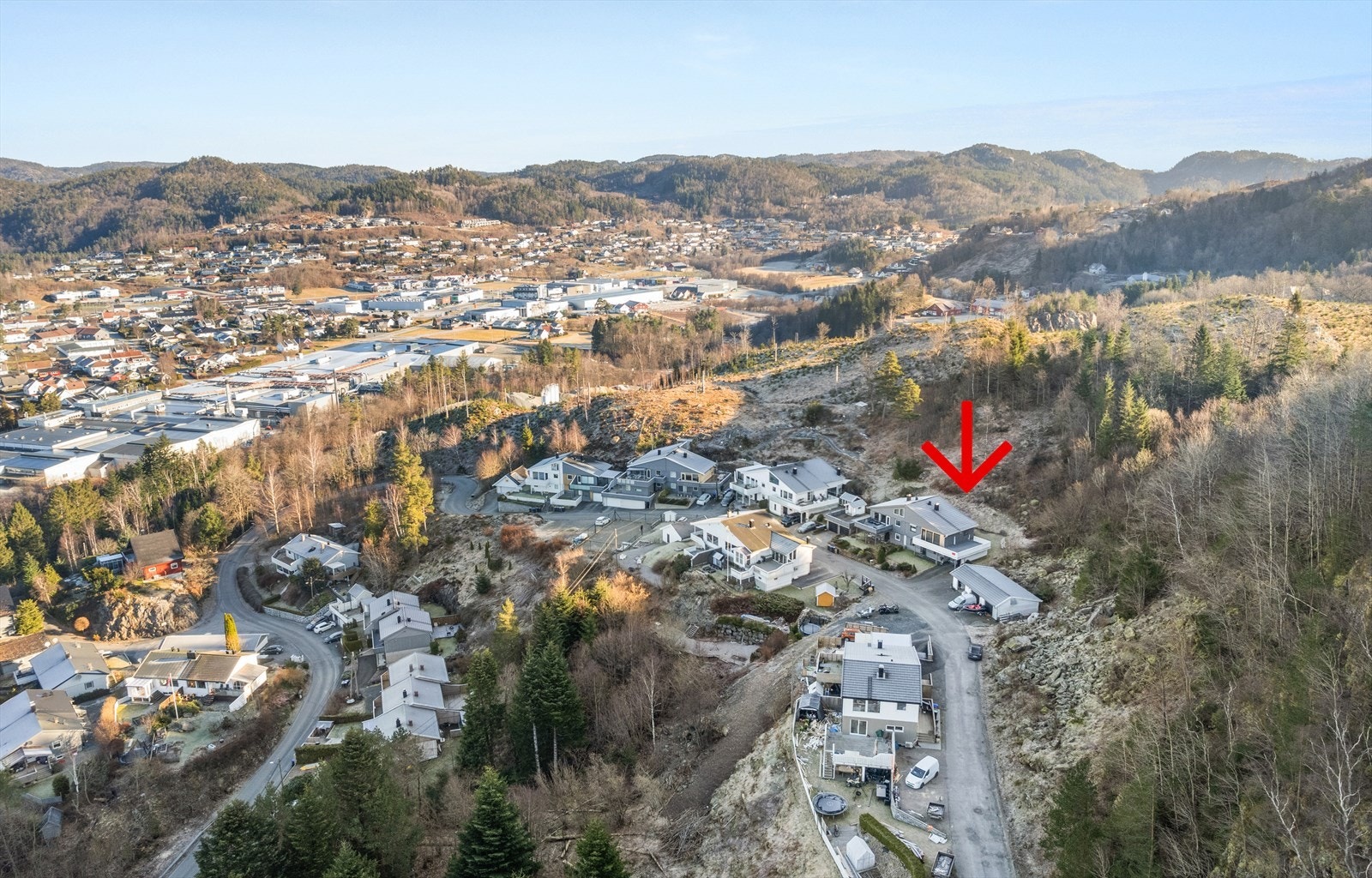 Oftebro terrasse er et etablert og attraktivt boligfelt i Lyngdal. Barnevennlig område med kort vei til både sentrum og Rom. Her er flere lekeplasser i kort avstand fra eiendommen. Galleribilde