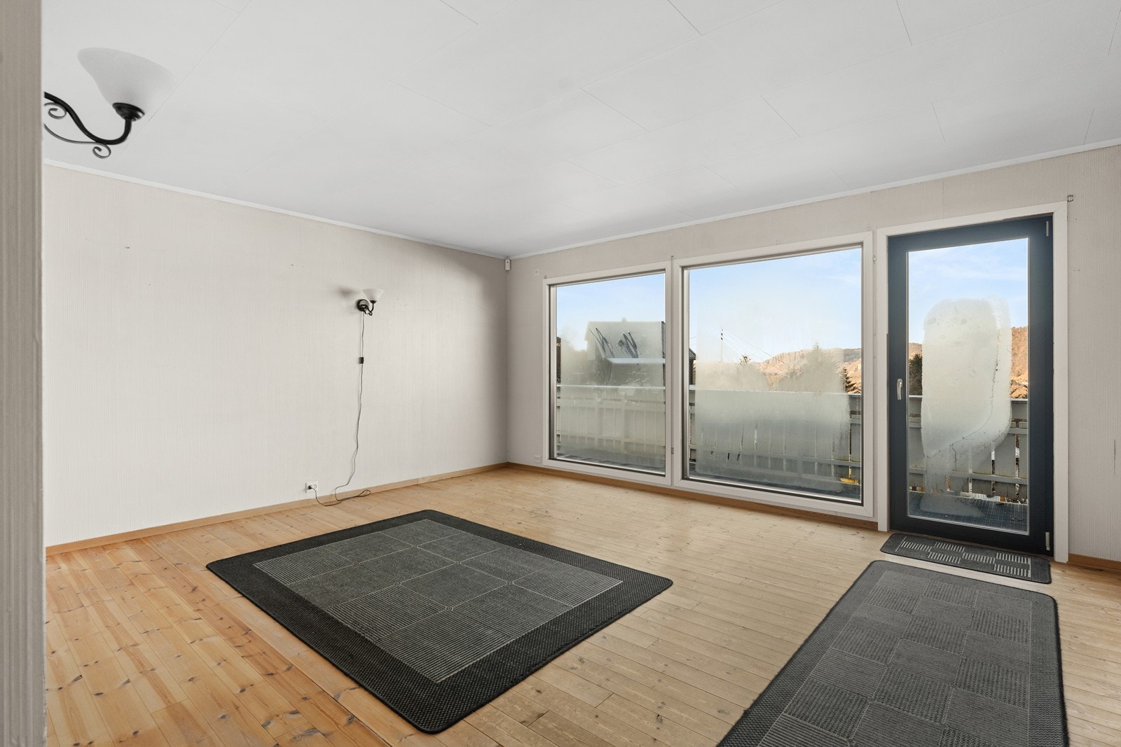 Stua har fått ny terrassedør samt vinduer. Dugg kommer av at vinduer er nye Galleribilde