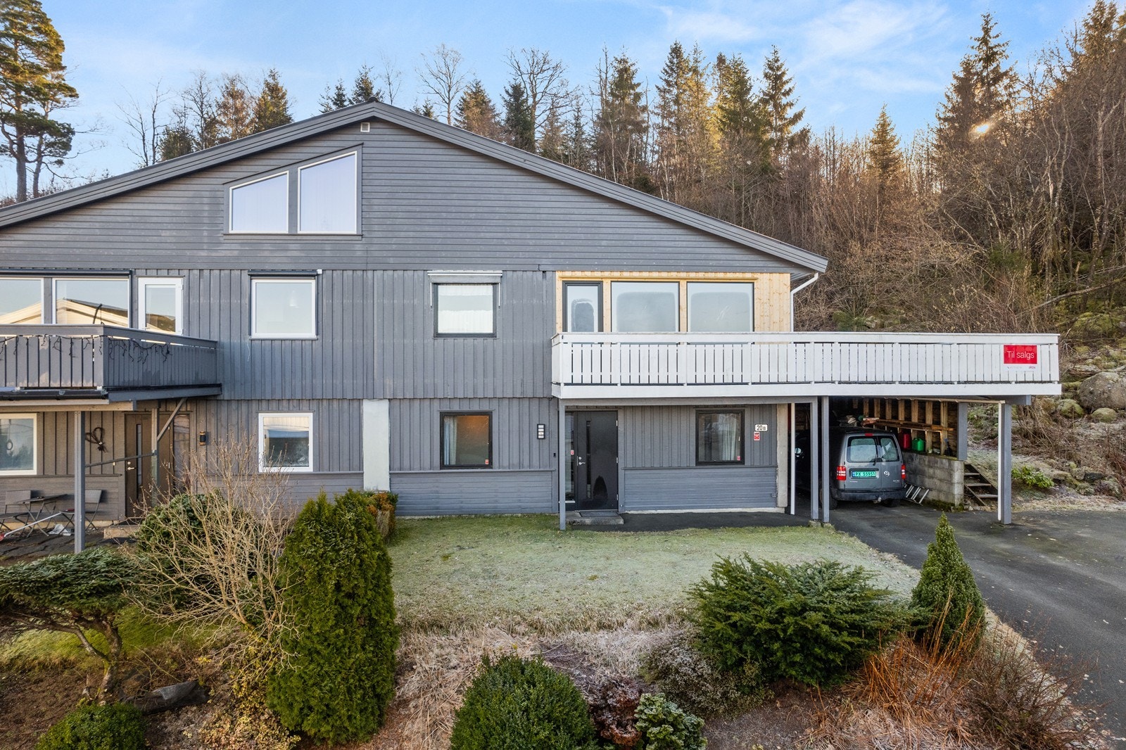 Asfaltert gårdsplass og plenområde både foran boligen og på baksiden. Ved siden av carporten er det trapp opp til uteområde på baksiden. Galleribilde