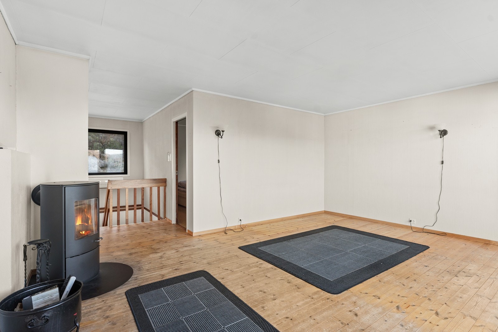 I stua er satt inn nyere vedovn. Det er også varmepumpe i trappeoppgang Galleribilde