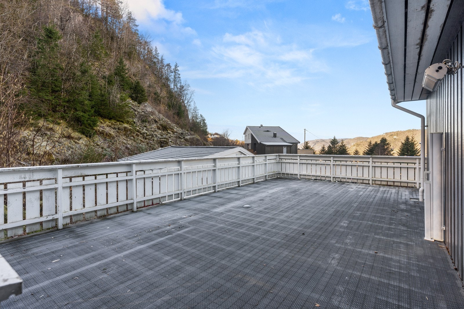 Stor usjenert terrasse da eiendommen ligger innerst i rekka Galleribilde