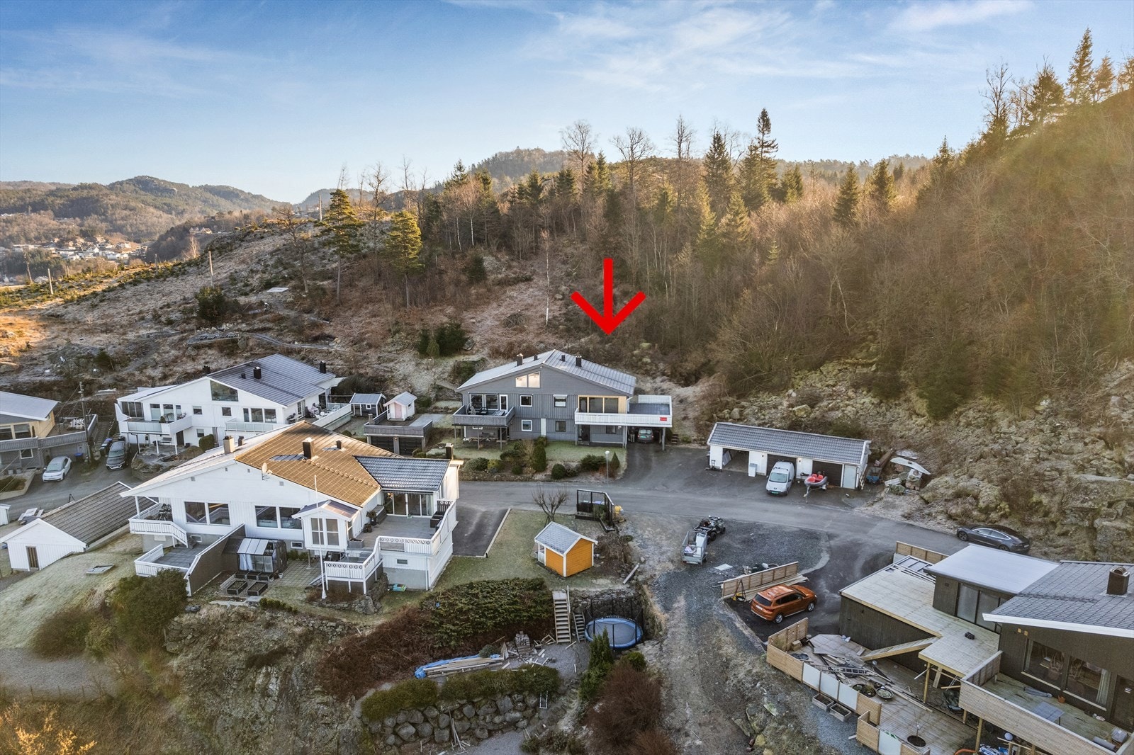 Ligger usjenert til og har meget gode solforhold samt flott utsikt. Galleribilde