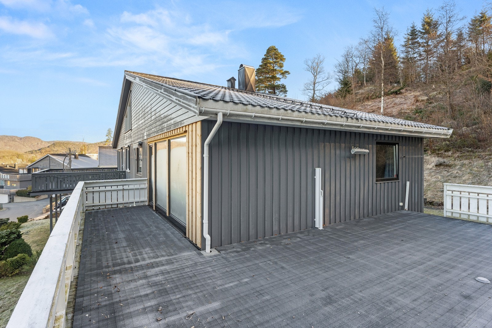 Stor veranda i front Galleribilde