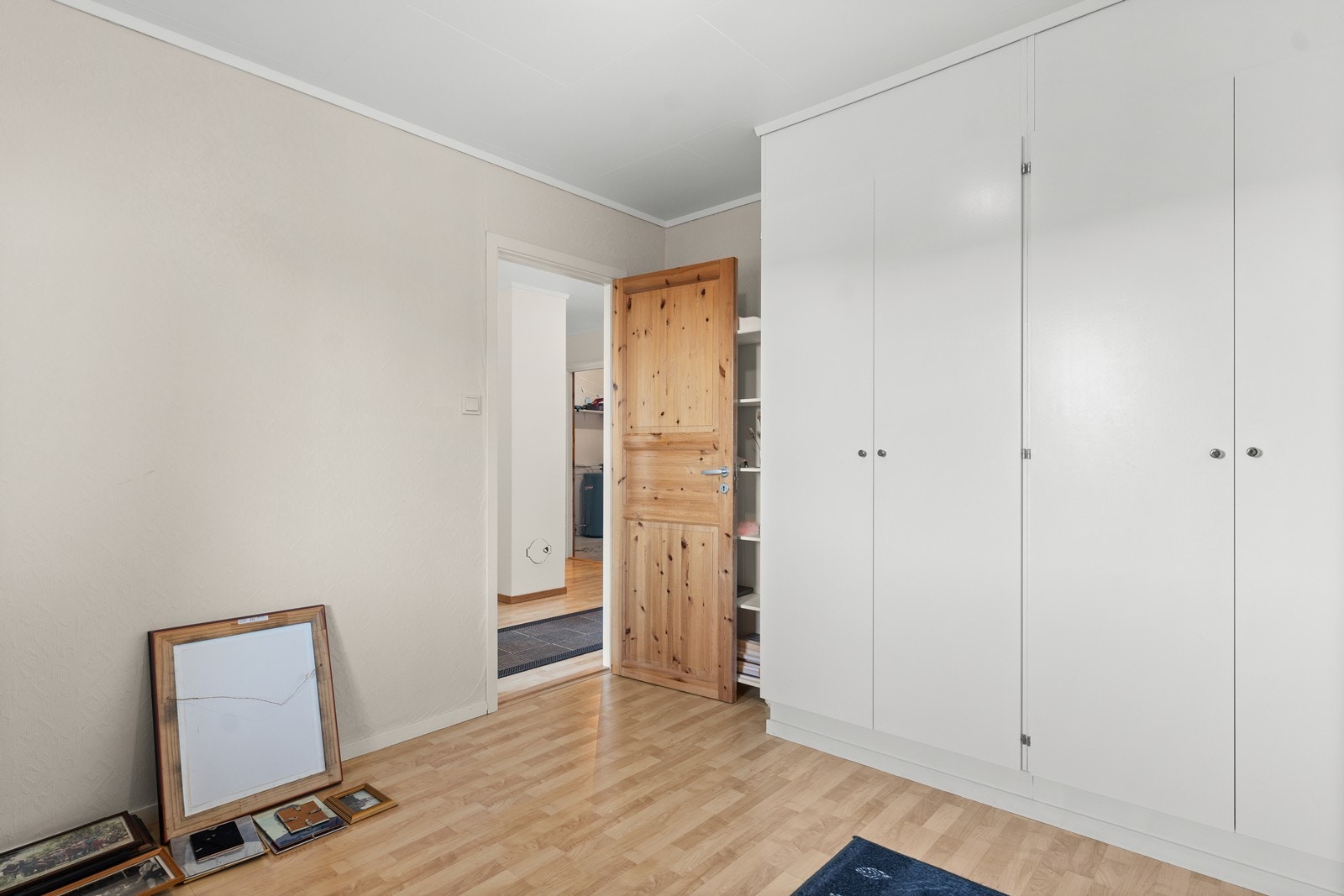 Soverom 1 i kjeller med praktisk garderobe Galleribilde