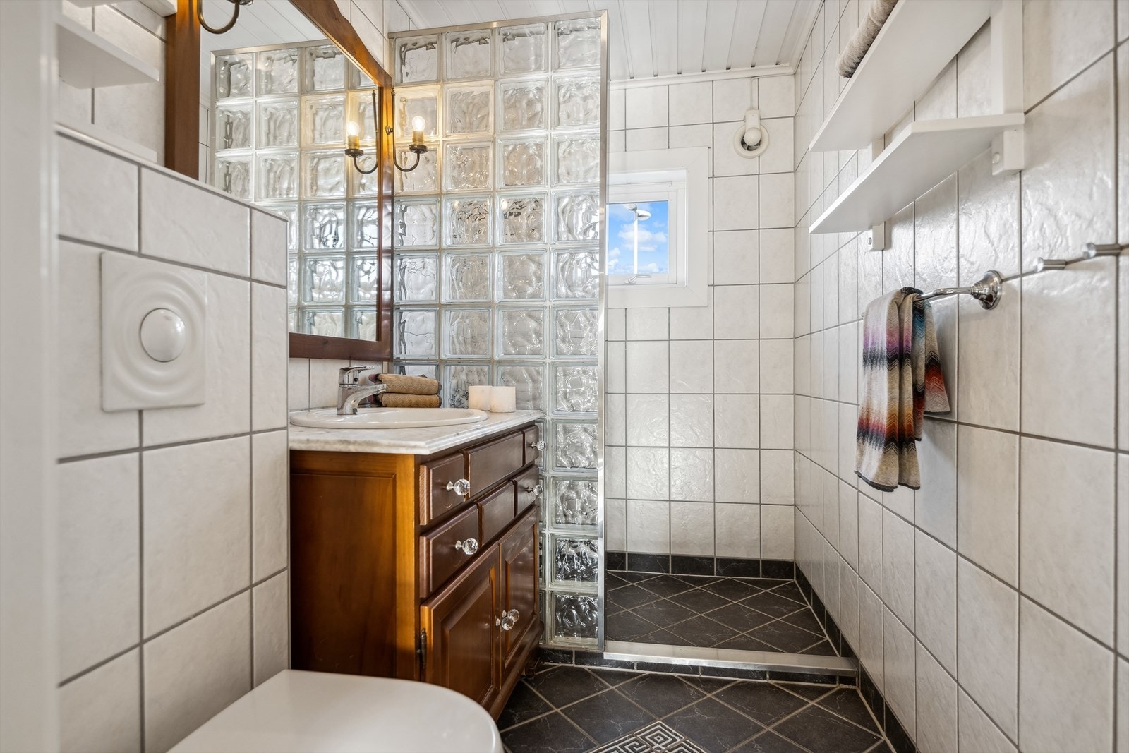 Flislagt bad med varme i gulv Galleribilde