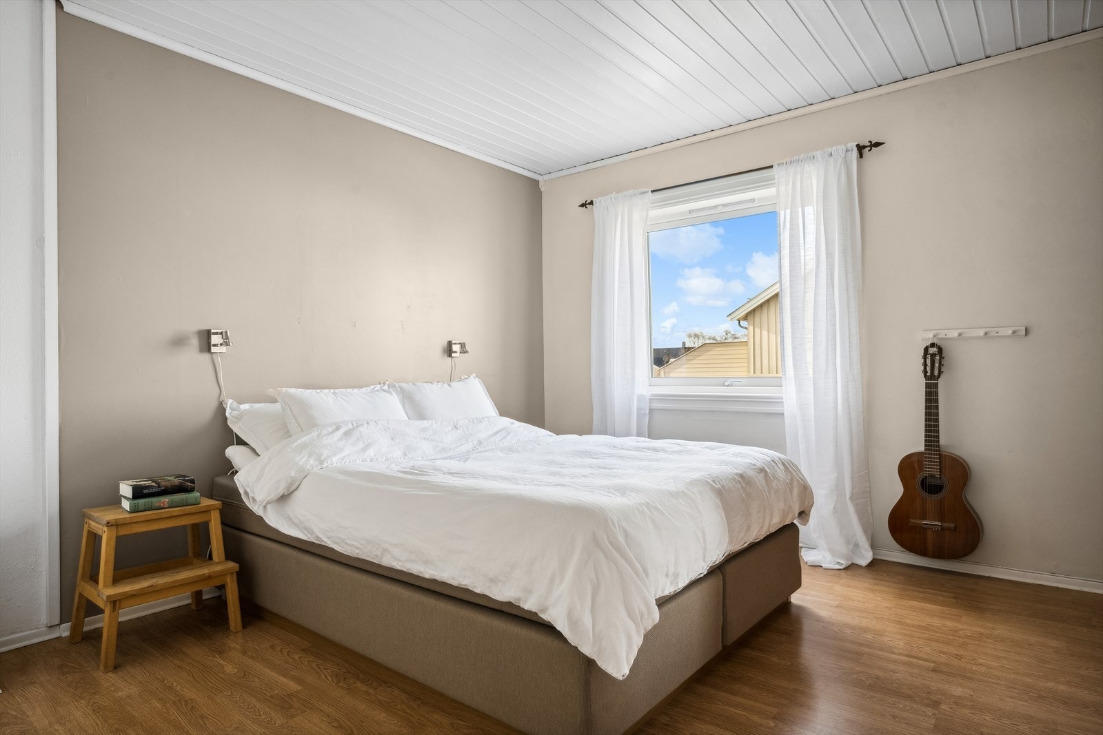 Boligen har 2 stk romslige soverom med god skapplass Galleribilde