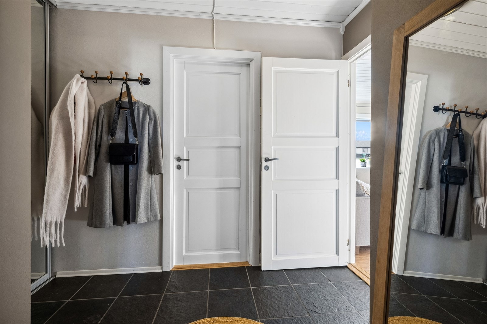 Entréen har god plass til å henge fra seg yttertøy og plassere skotøy. Galleribilde