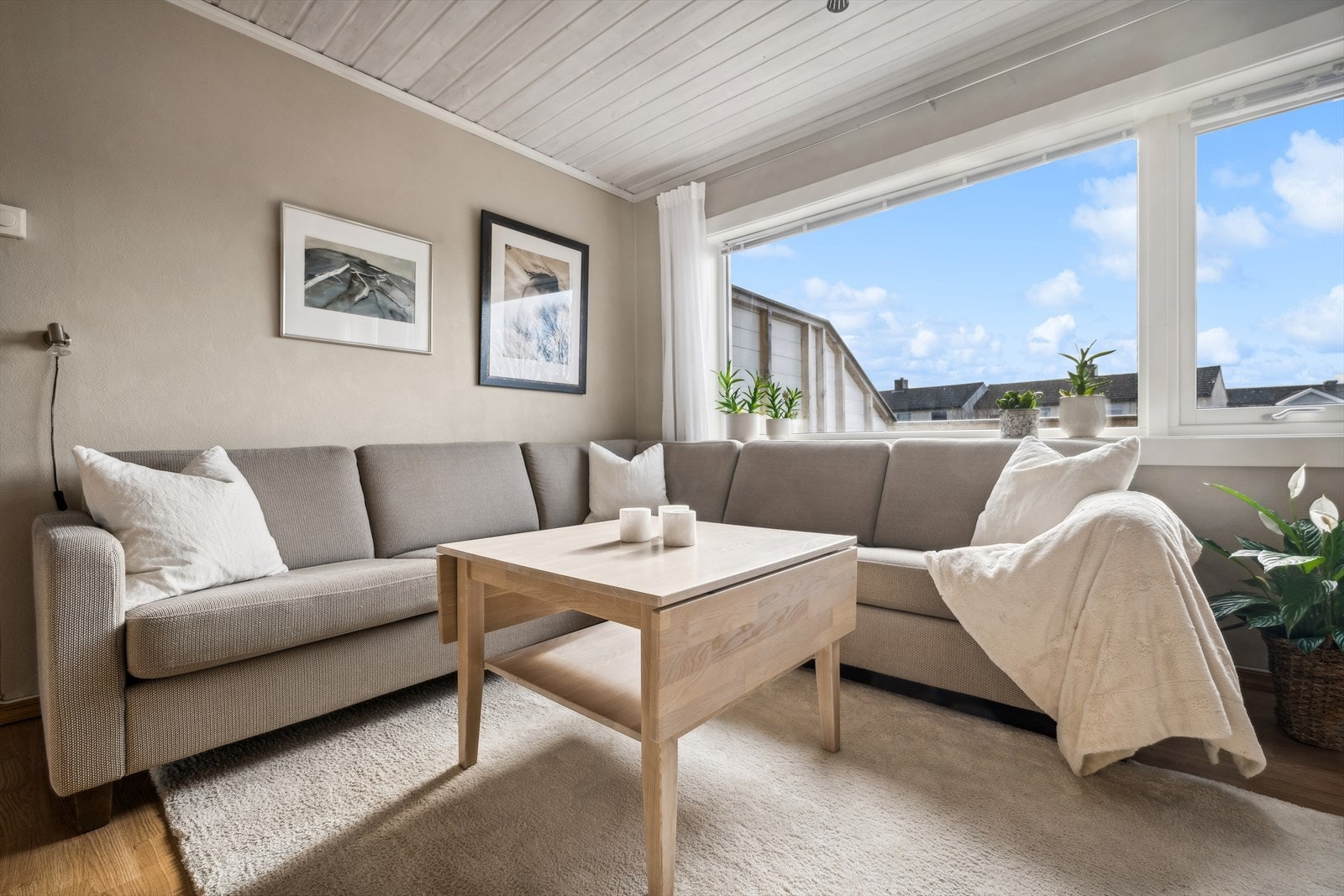 Borettslaget er veldrevet og ble modernisert i 2017 med bla nytt yttertak, nye vinduer, etterisolering, ny bordkledning, nye terrasser mm. Galleribilde