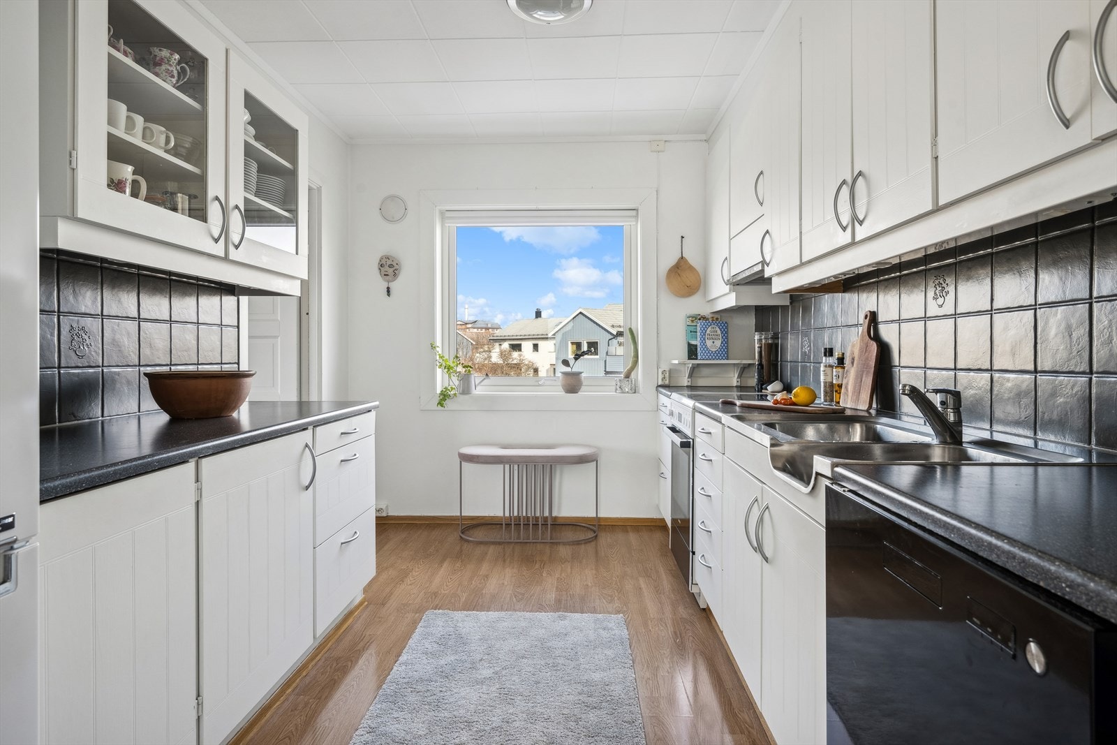 Godt utbygget kjøkken med mye skapplass Galleribilde