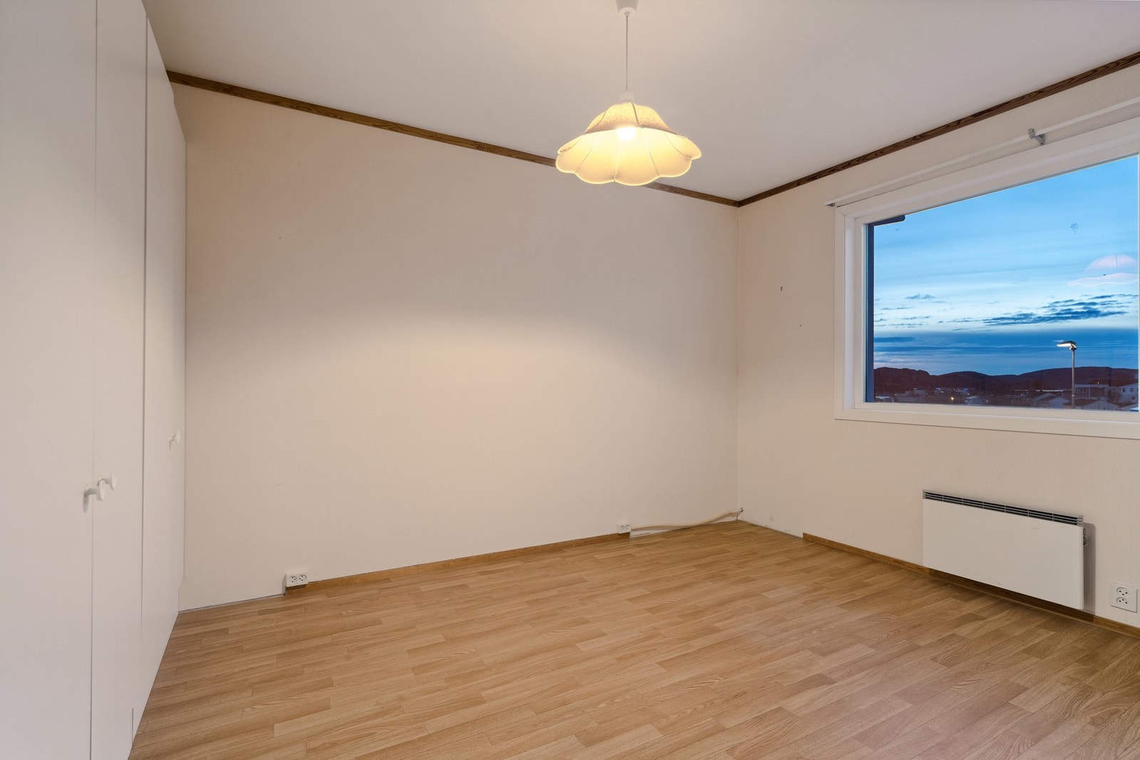Soverommet er romslig har har plass til både seng og garderobe. Galleribilde