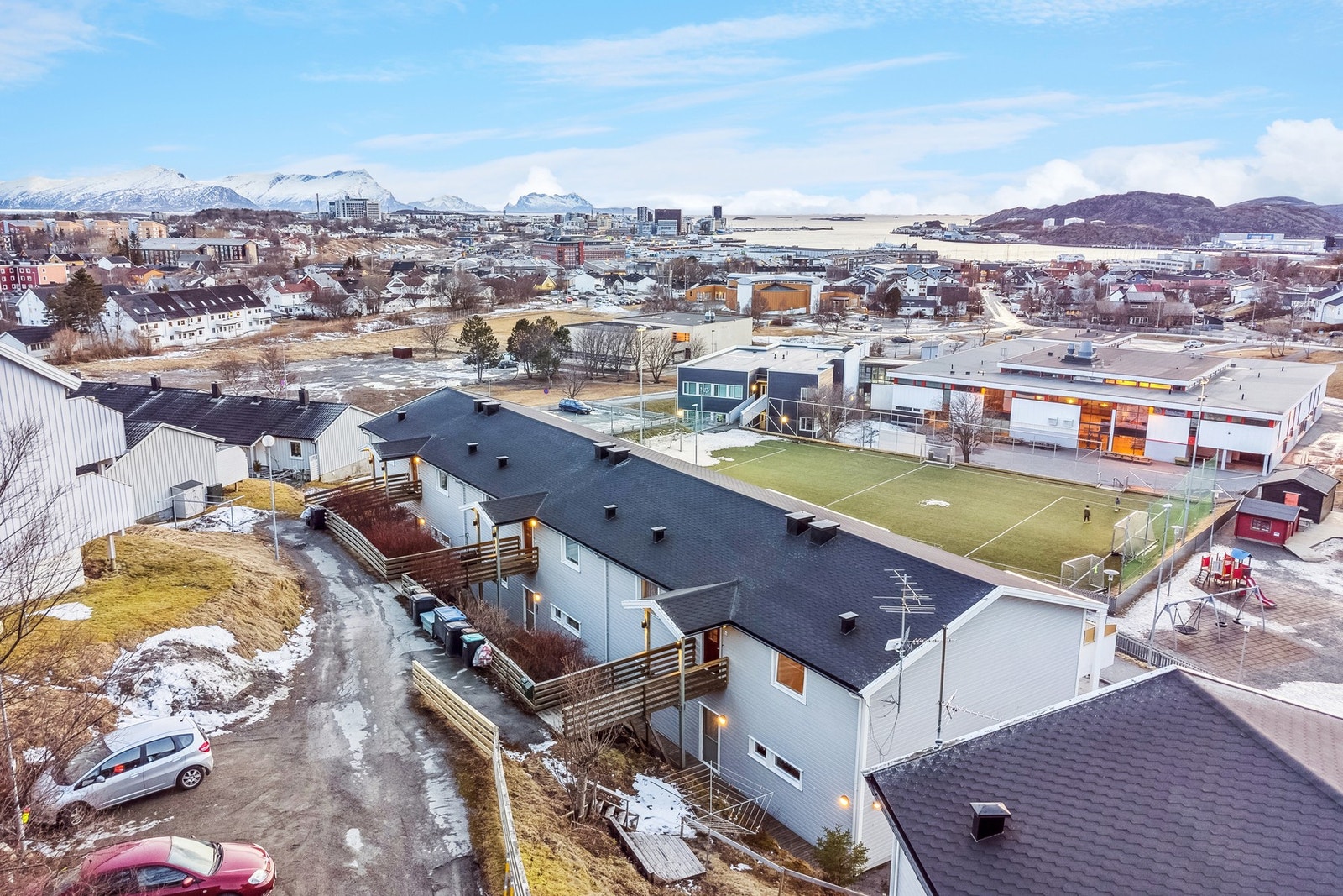 Boligen er beliggende i populære Rønvik med gangavstand til de dagligdagse fasiliteter. Galleribilde
