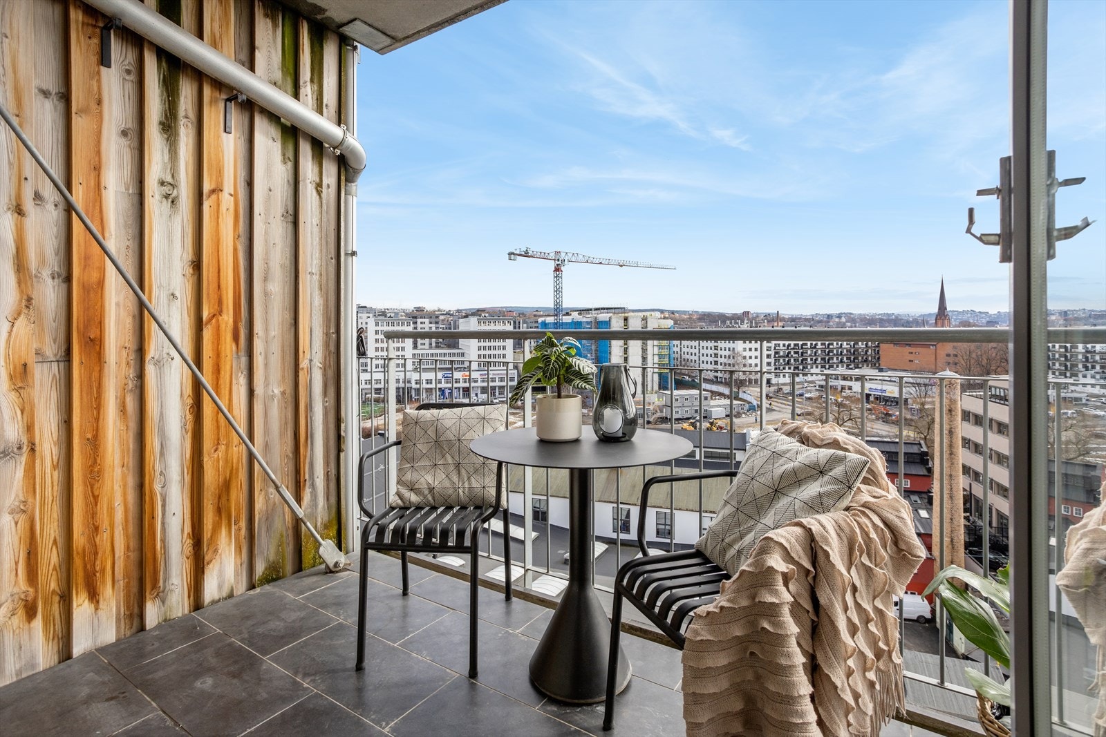 Sydøstvendt balkong med morgensol og utsikt over byen Galleribilde