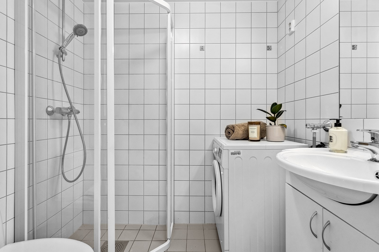 Bad med varmekabler på gulv og opplegg for vaskemaskin Galleribilde
