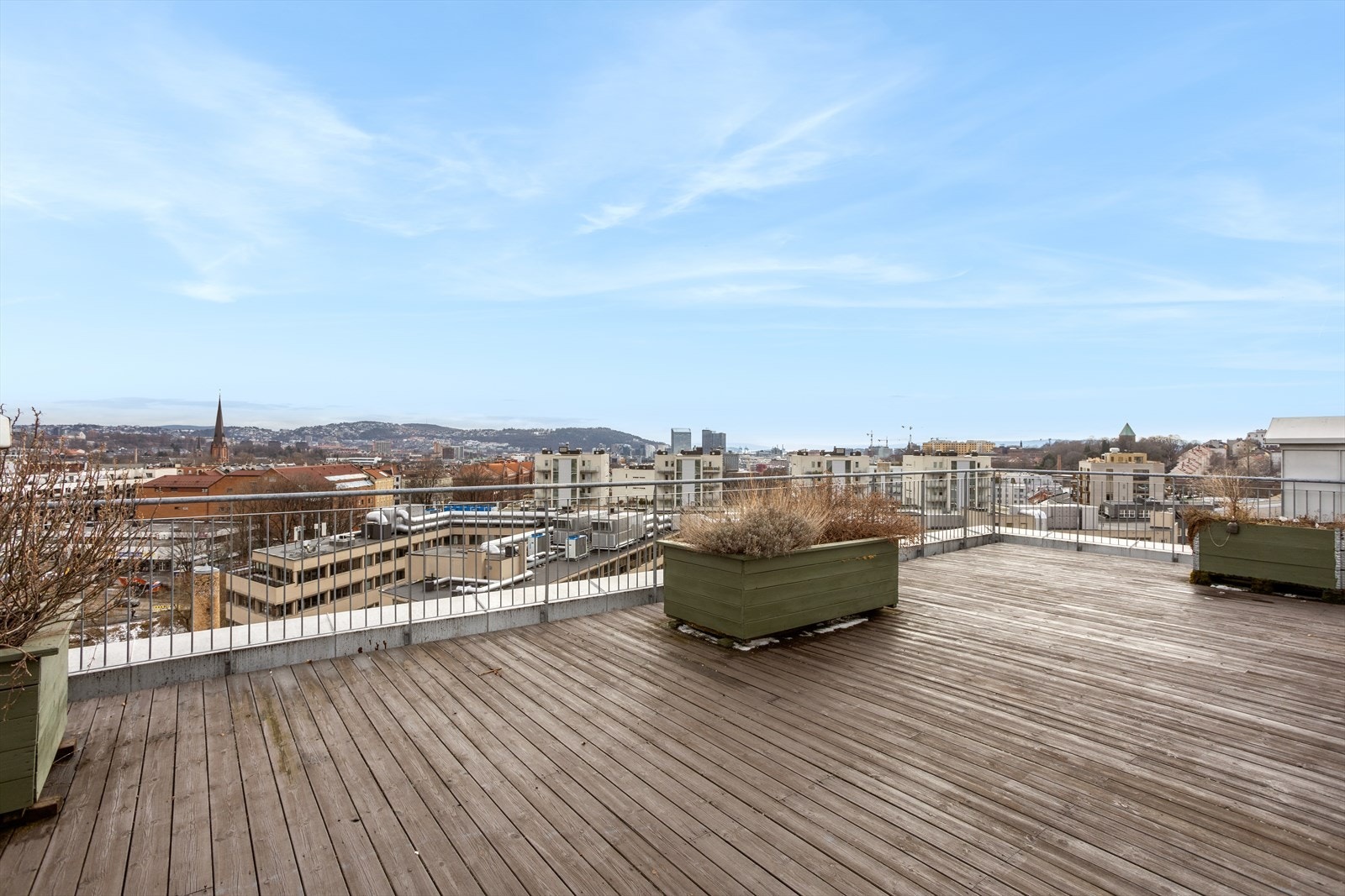 Flott takterrasse med utsikt over byen Galleribilde