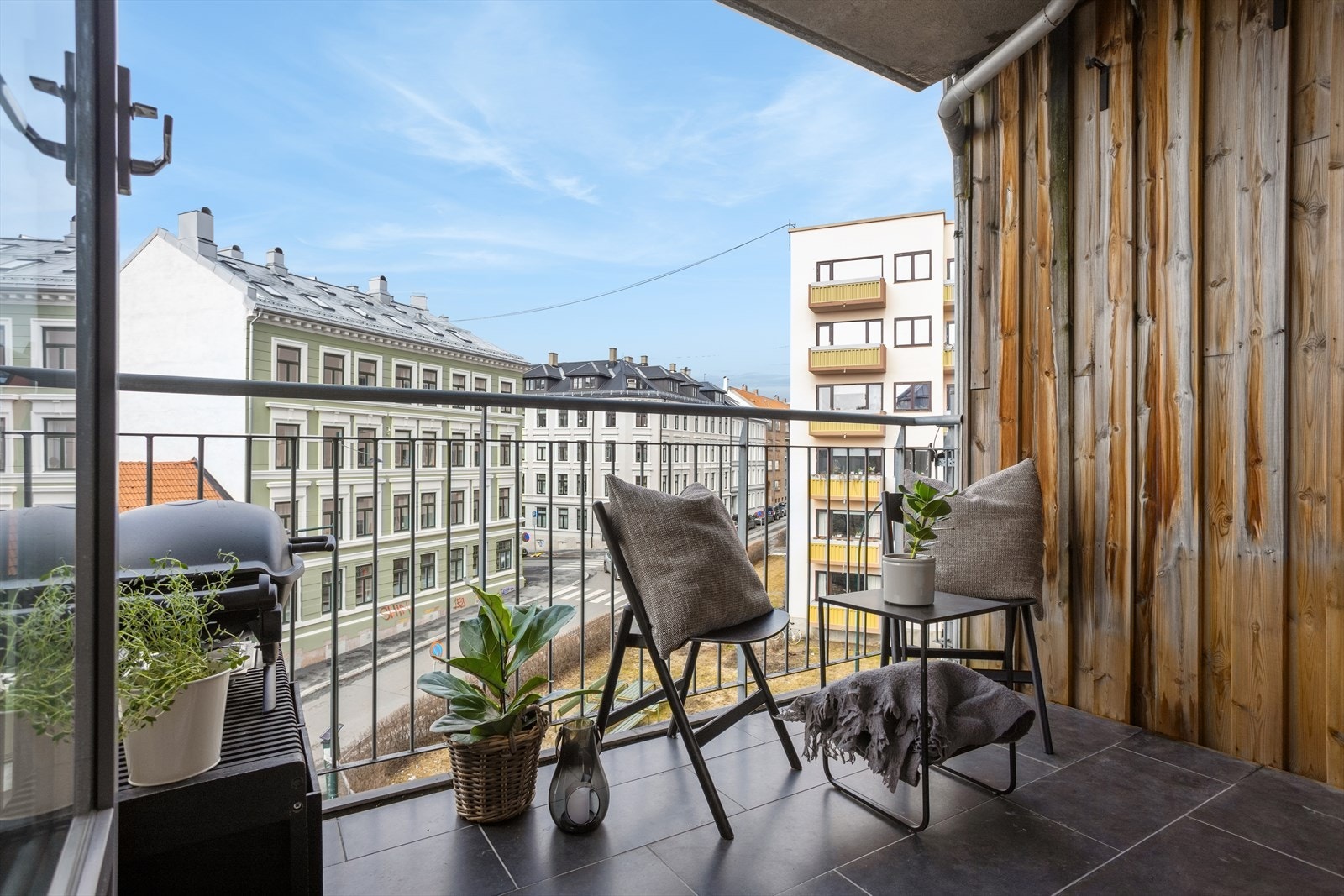 På terrassen er det plass til sittegruppe og grill Galleribilde